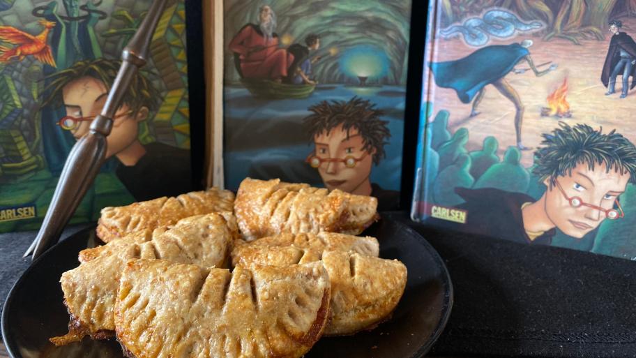 Die leckeren selbstgemachten Kürbispasteten vor Harry Potter Büchern