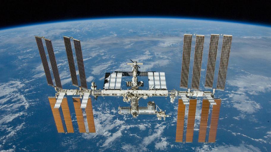 Die internationale Raumstation fliegt im All über der Erde