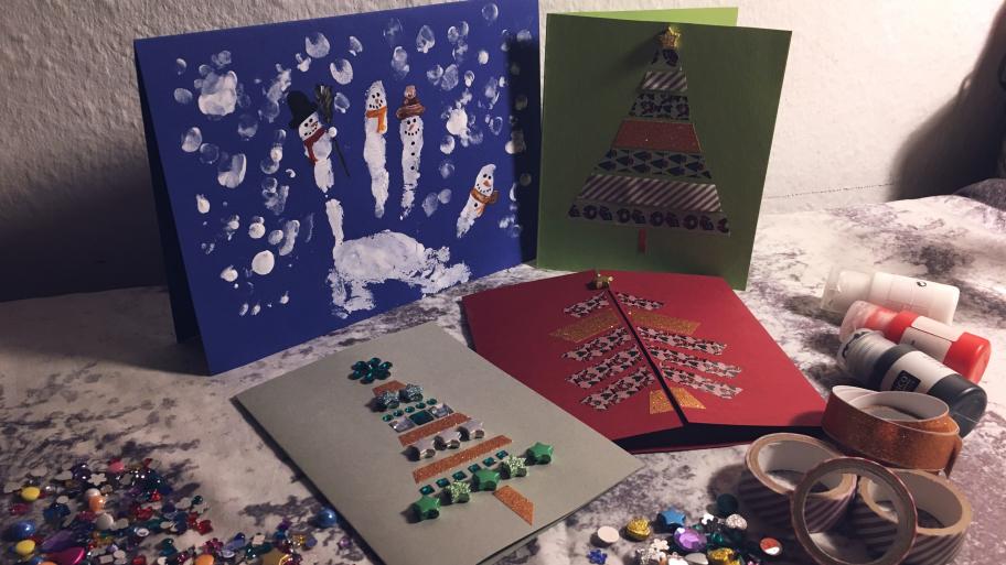 Weihnachtskarten mit unterschiedlichen Motiven: Weihnachtsbäume aus Washi-Tape und Schneemänner gemalt mit Acrylfarbe