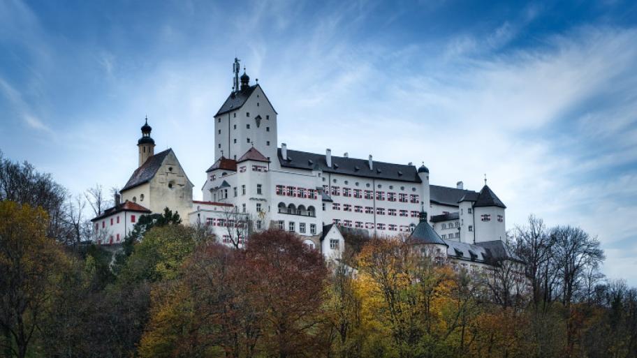 Internat mit vielen Türmen und Gebäuden und weißer Fassade