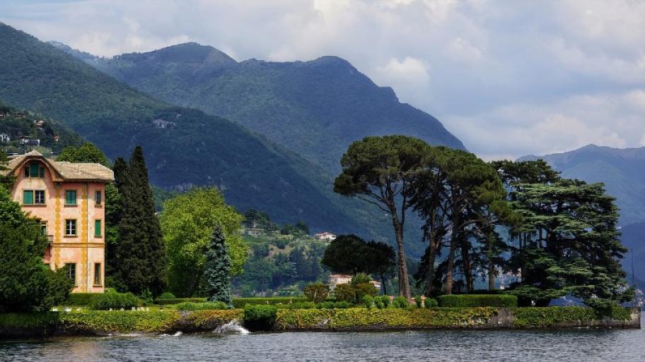 Haus am See; im Hintergrund sind die Berge zu sehen 