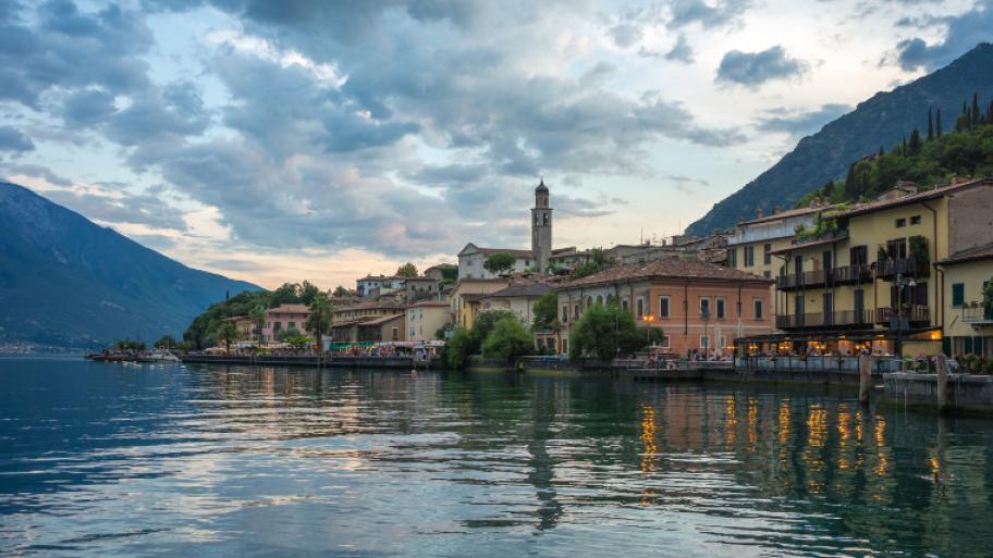 Italienische Stadt am Hafen; im Hintergrund sind Berge zu sehen
