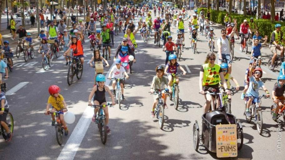 Kidical Mass Fahrraddemonstration: auf einer Straße fahren viele Kinder und Erwachsene auf Fahrrädern