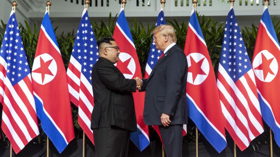 Donald Trump und Kim Jong Un schütteln sich die Hände