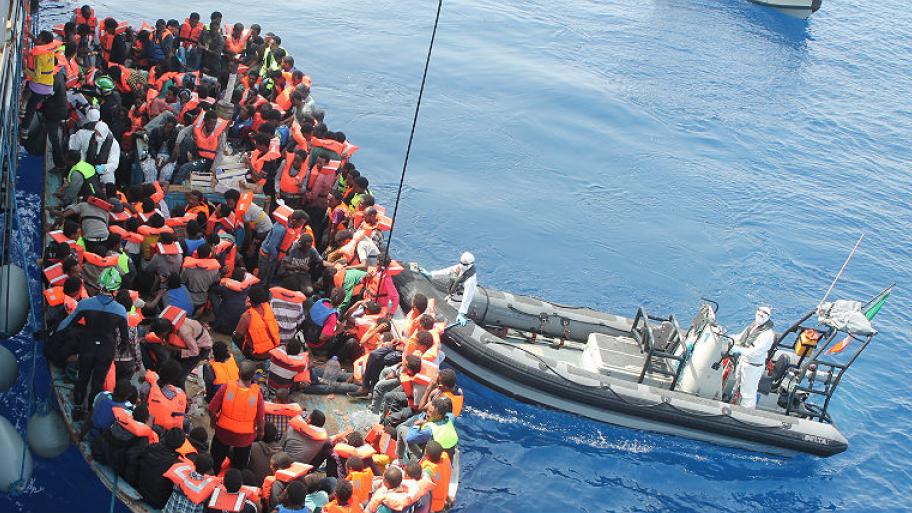 Ein überfülltes Boot mit Flüchtlingen. 
