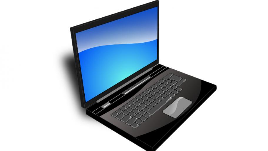 schwarzer aufgeklappter Laptop mit blauem Bildschirm