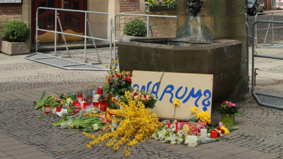 Blumen und Kerzen am Tatort