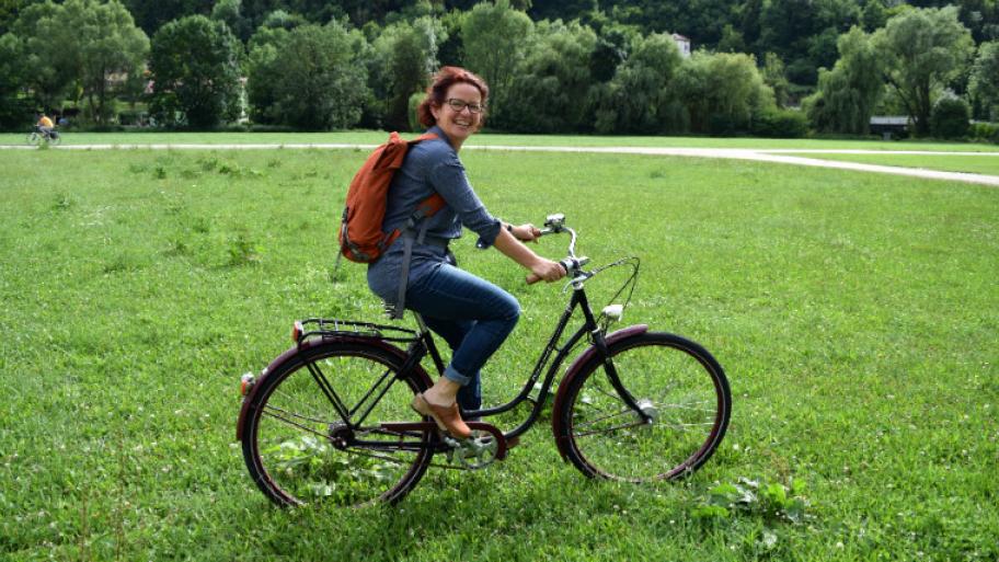 Margit Auer auf dem Fahrrad