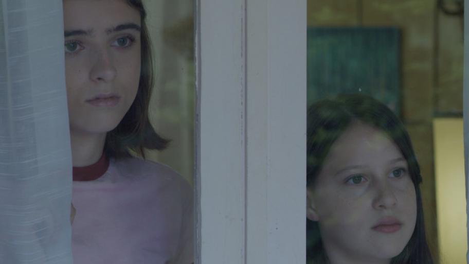 Filmausschnitt: zwei Mädchen schauen traurig aus dem Fenster
