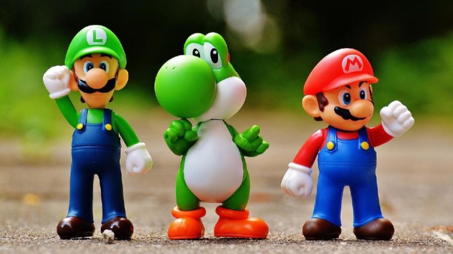 von links nach rechts: Luigi (grüner Pullover, grüne Cap und blaue Latzhose), Yoshi und Mario (roter Pullover, rote Cap und blaue Latzhose)