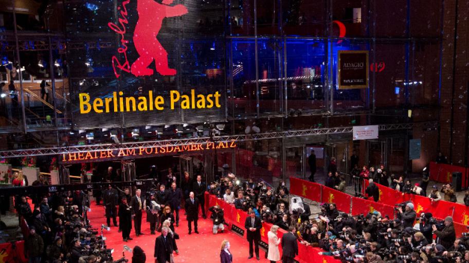 der Berlinale Palast am Potsdamer Platz in Berlin mit Publikum, rotem Teppich und Presse