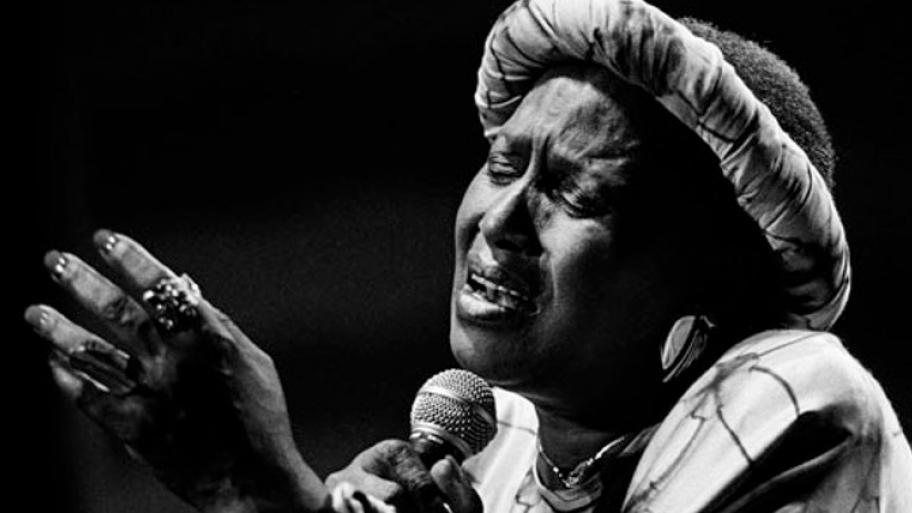 Miriam Makeba während die singt. Ihr Gesicht fühlt die Musik. Das Bild ist in schwarz-weiß.