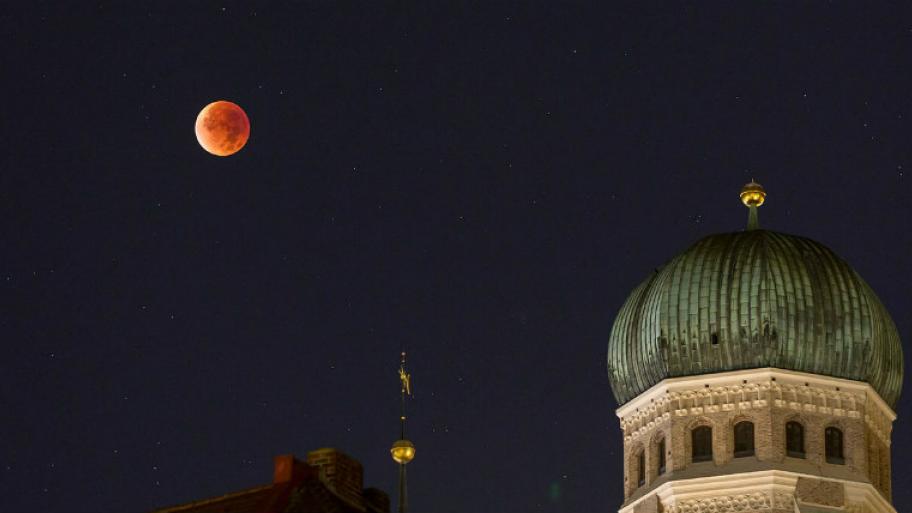 Blutmond am Nachthimmel