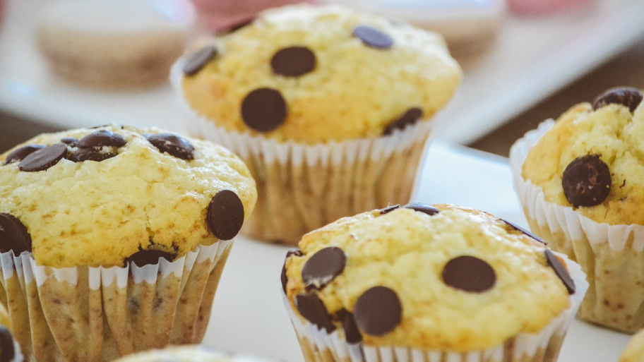 Muffins in Förmchen mit Schokoladenstückchen