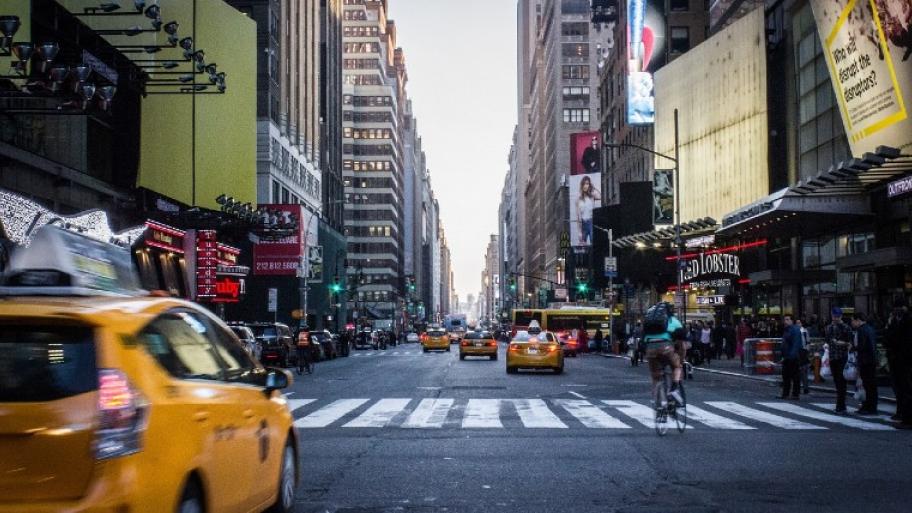 Eine Straße in New York mit einem Taxi auf der rechten Seite.
