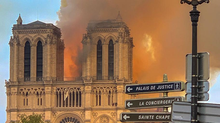 Notre-Dame steht in Flammen. 