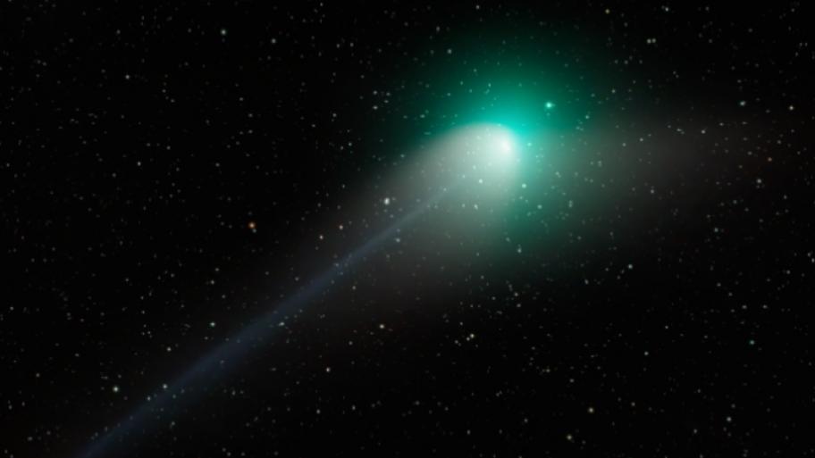 ein grüner Komet ist am Sternehimmel zu erkennen