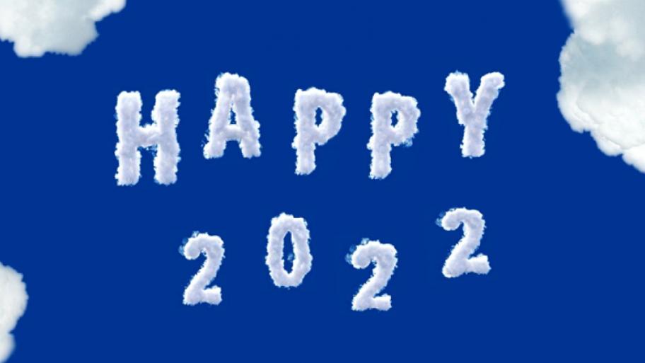 ,,Happy 2022" in Wolkenschrift vor blauem Himmel