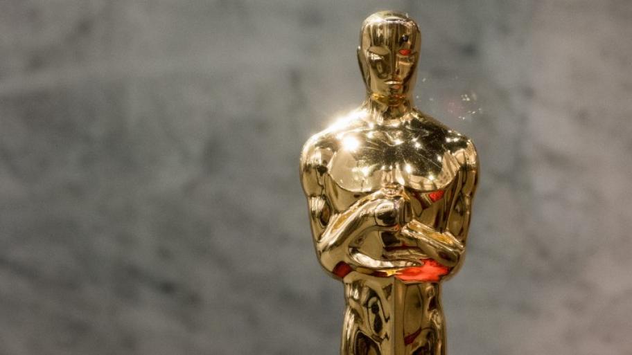 vor grauem Hintergrund der Oberkörper der goldenen Statue "Ocsar", wichtigster Filmpreis der Welt