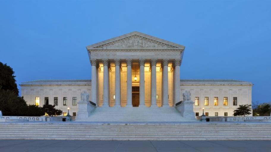 Panorama des Obersten Gerichtshofs der Vereinigten Staaten von Amerika, im Hintergrund blauer Himmel