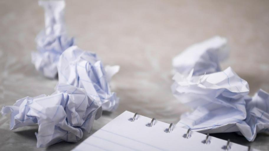 Zerknülltes Papier und linierter Schreibblock