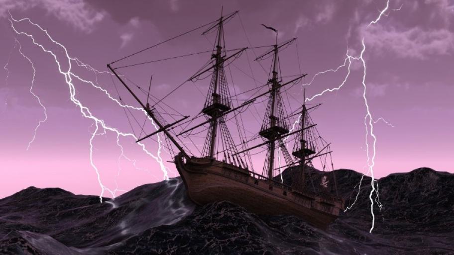 Piratenschiff mit Piratenflagge und hohen Mästen; Blitze am lila Himmel und stürmische See