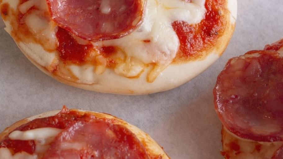 Zu sehen sind drei Mini Pizzen mit Salami Belag.