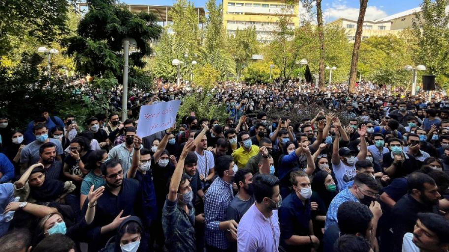 Demonstrierende vor einer Uni in Iran