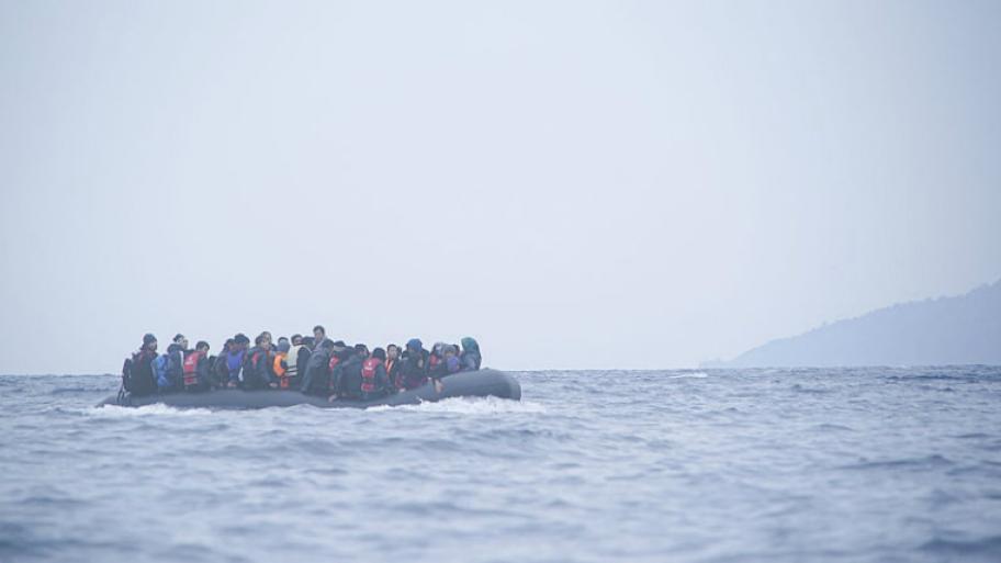 Viele Flüchtlinge in kleinem Boot treiben auf dem Meer