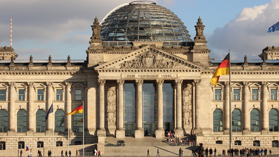 Zu sehen ist der deutsche Bundestag, welcher sich in Berlin befindet. 
