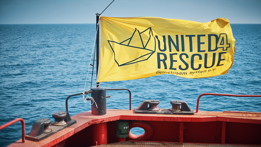 United4Rescue-Flagge in Gelb, an Boot befestigt