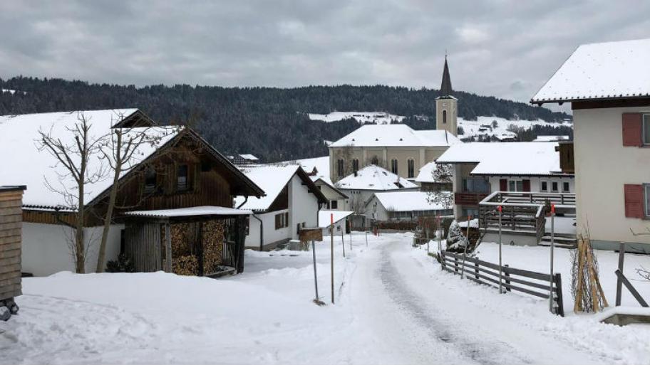 Ein verschneiter Ort in Österreich. 