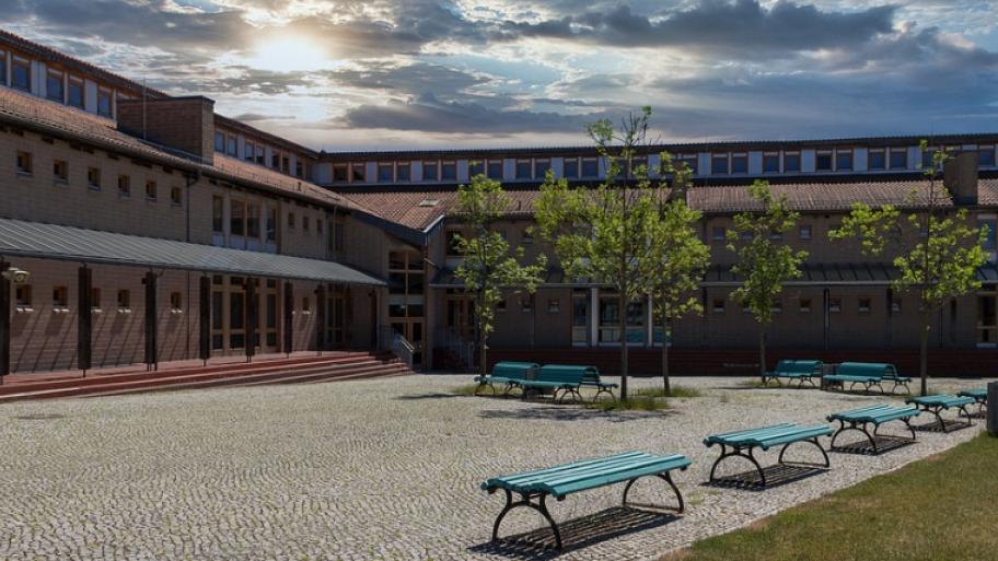 ein Schulhof ist zu sehen