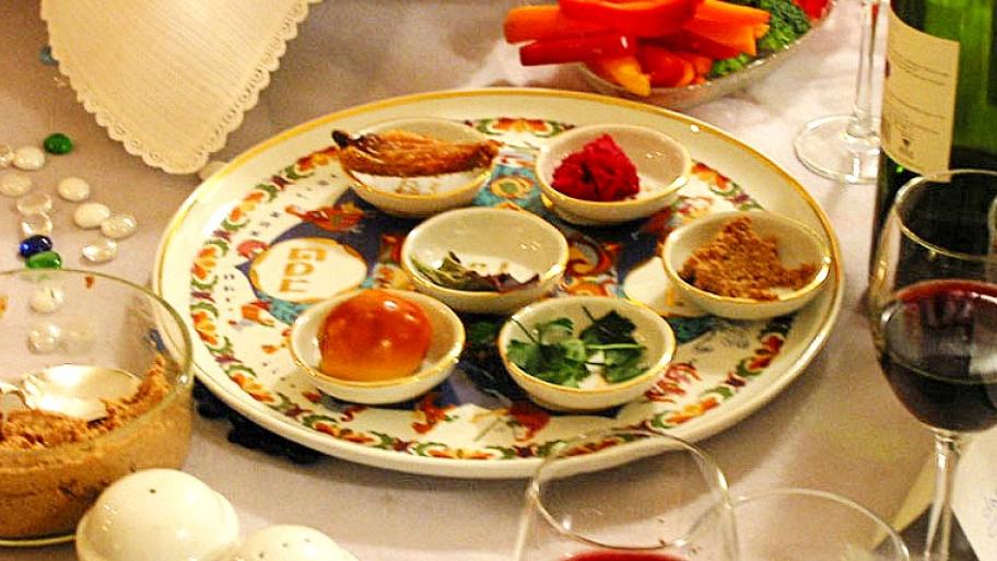 Ein großer Teller auf einem gedeckten Tisch. Darauf sind 7 Schälchen, die mit Essen gefüllt sind. 