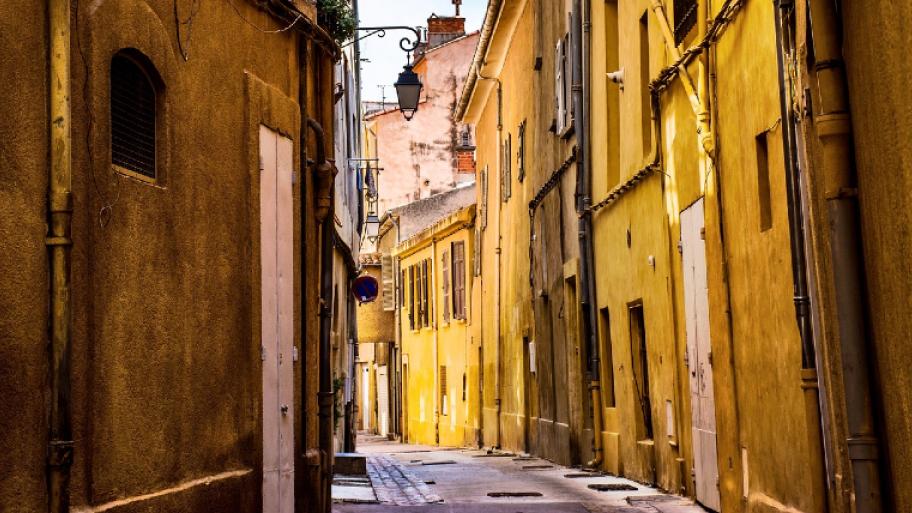 leere Gasse mit gelben Häusern auf beiden Seiten