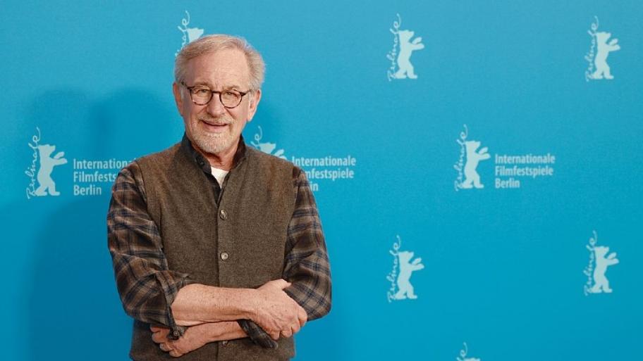 Steven Spielberg vor einem blauen Berlinale Plakat