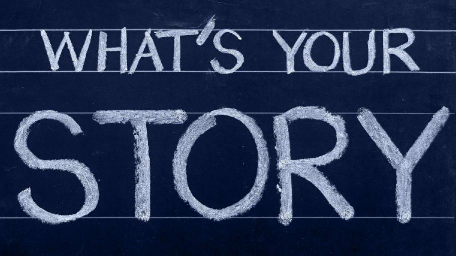"What's your story" mit Kreide auf einer Tafel geschrieben