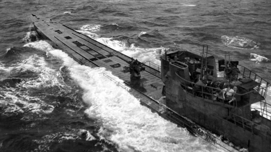 schwarz-weiß Fotografie eines deutschen U-Bootes während des Zweiten Weltkrieges im Atlantik
