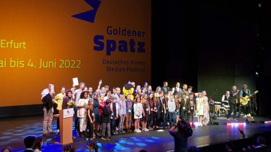 Alle Teilnehmerinnen und Teilnehmer beim Goldenen Spatz Filmfestival auf der Bühne bei der Preisverleihung