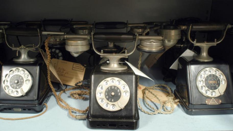 Telefone aus dem 20. Jahrhundert mit Drehscheibe.