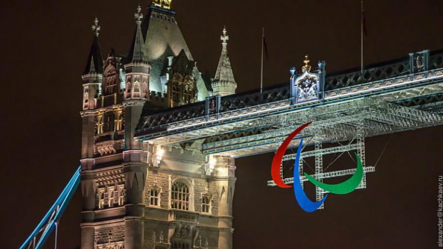 Die Tower Bridge in London während der Paralympischen Spiele 2012. Das Logo der Spiele hängt an der Brücke-.