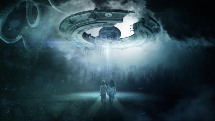 Ufo fliegt über Kinder, die auf einen hellen Lichtschein zulaufen, im Hintergrund ist eine Stadt zu sehen