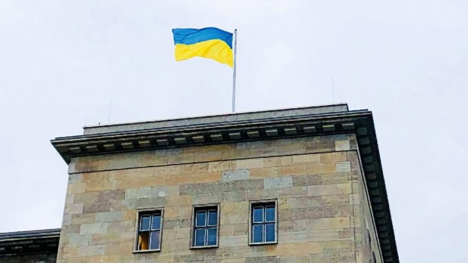 auf einem Hausdach ist die ukrainische Flagge zu sehen