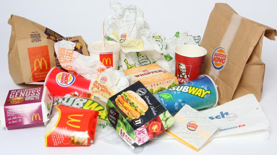ein Haufen von Verpackungsmüll von Fast food Ketten ist zu sehen