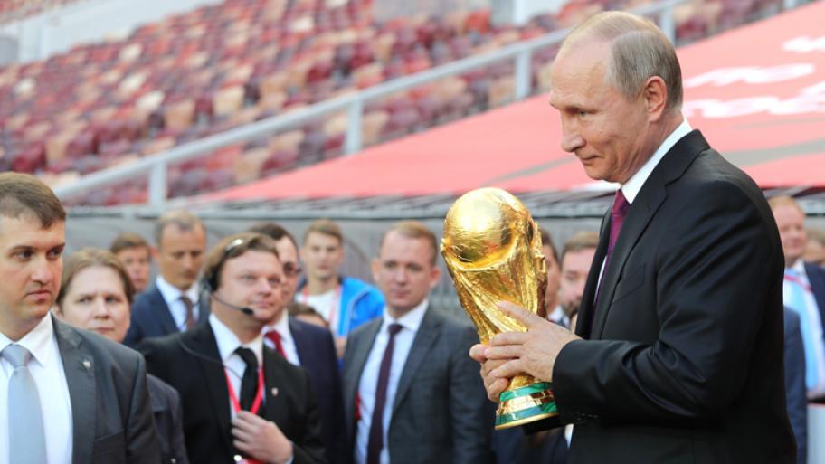 Vladimir Putin hält den Weltmeisterschaftspokal