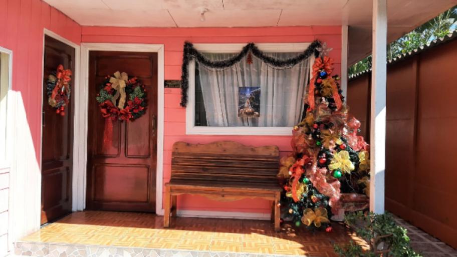 weihnachtlich geschmücktes Haus in Costa Rica