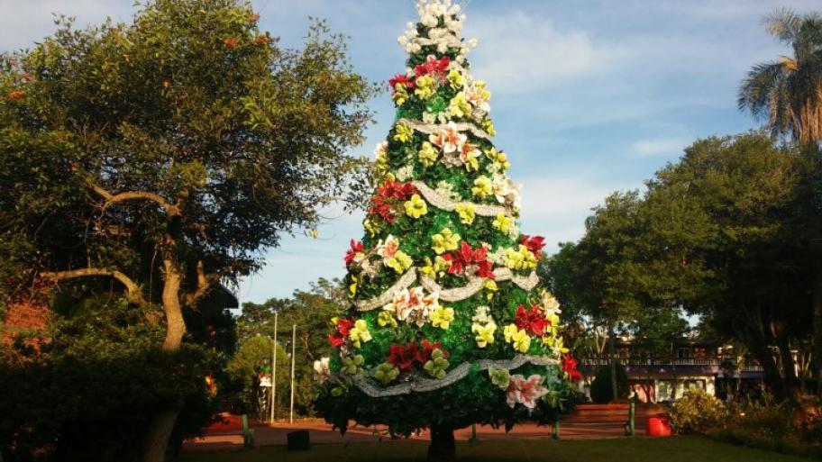 Weihnachtsbaum in Argentinien aus Plastik in einem Park; mit bunten Plastikblumen 
