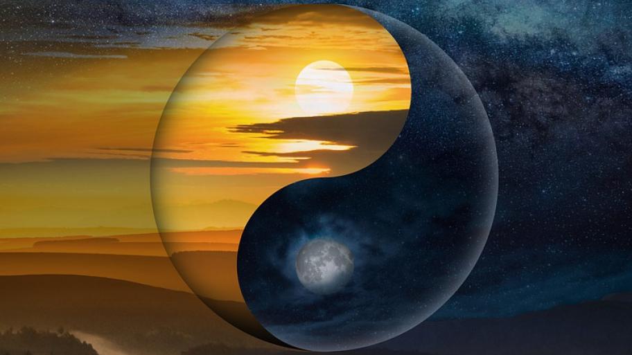 ein Ying und Yang Symbol ist über einem Sonnenaufgang und der Nacht mit einem Mond zu sehen