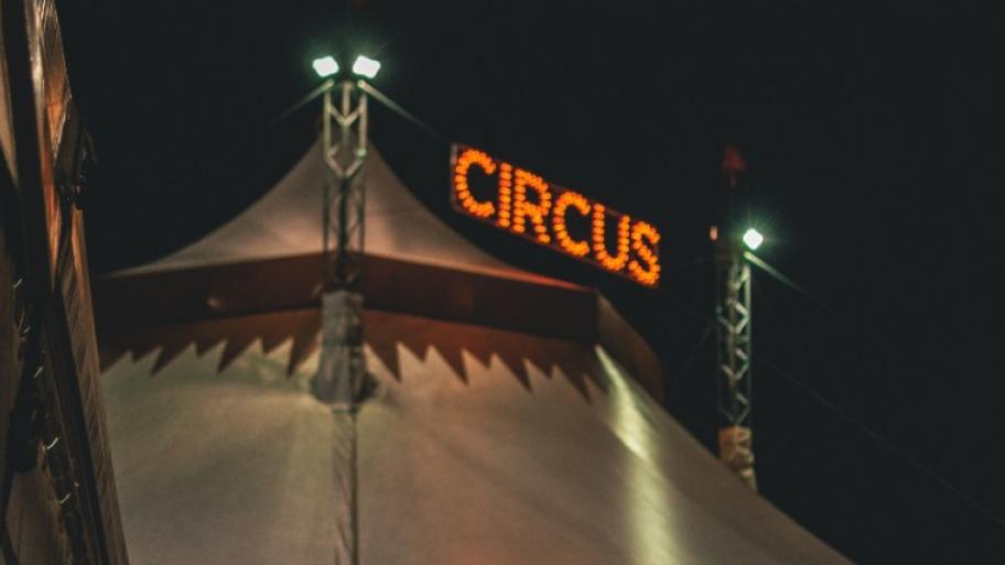 Zirkuszelt in der Nacht