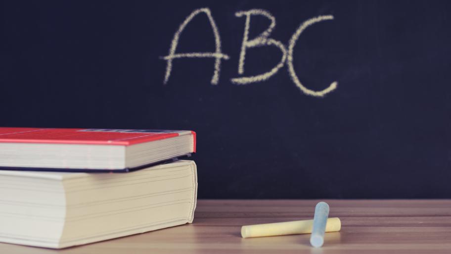 ABC geschrieben auf einer Schultafel